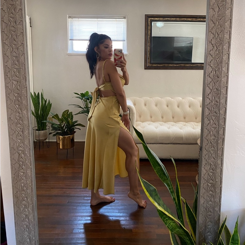 Midi dress in yellow - Picture 5 of 9